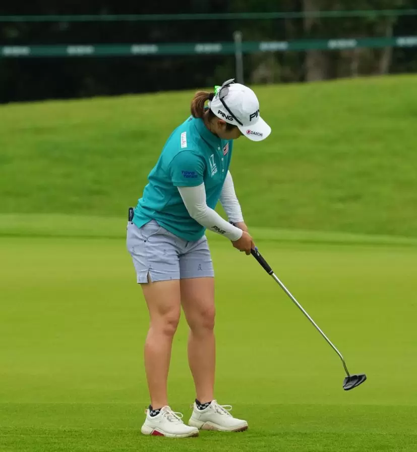 比嘉真美子のパッティングストローク（斜め後方）