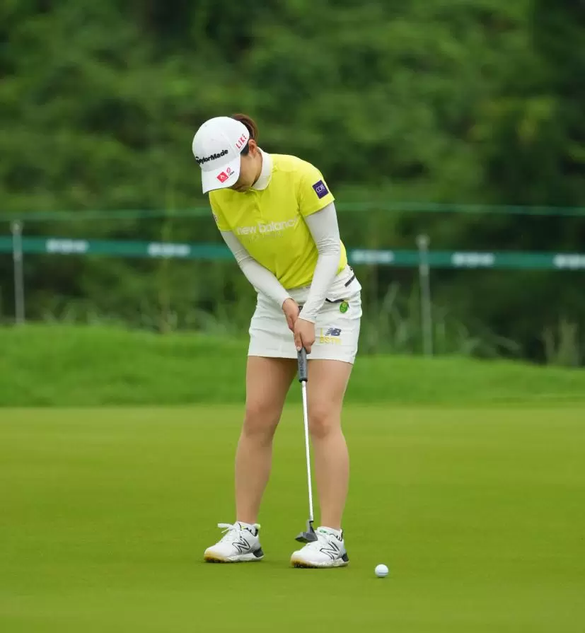 山内日菜子のパッティングストローク（斜め前方）