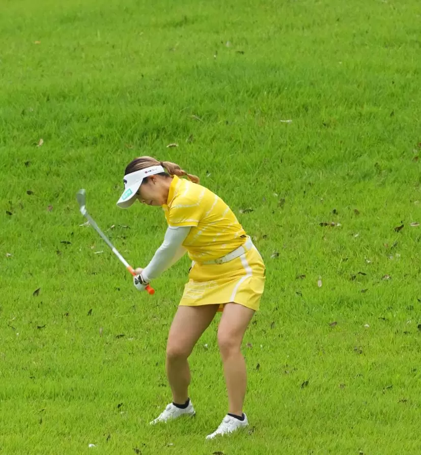 田中瑞希のアイアンスイング（斜め前方）