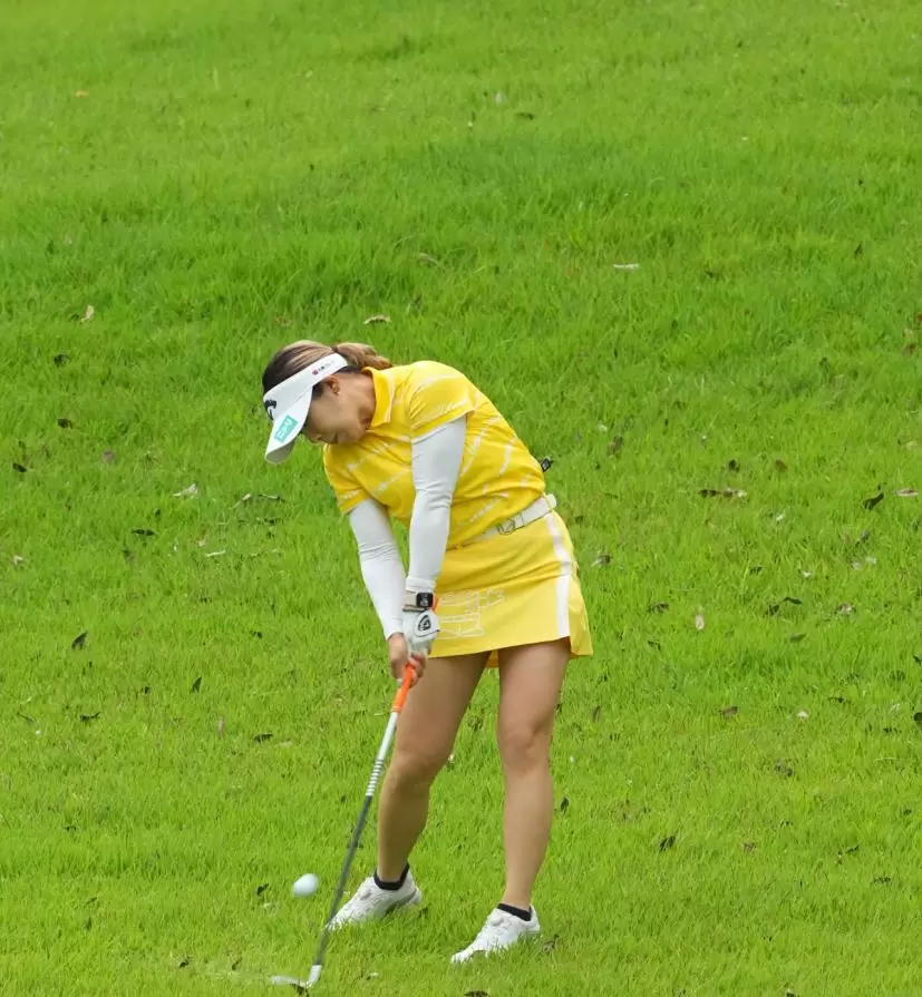 田中瑞希のアイアンスイング（斜め前方）