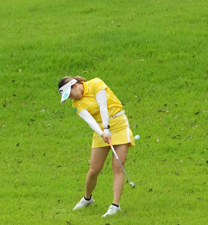 田中瑞希のアイアンスイング（斜め前方）