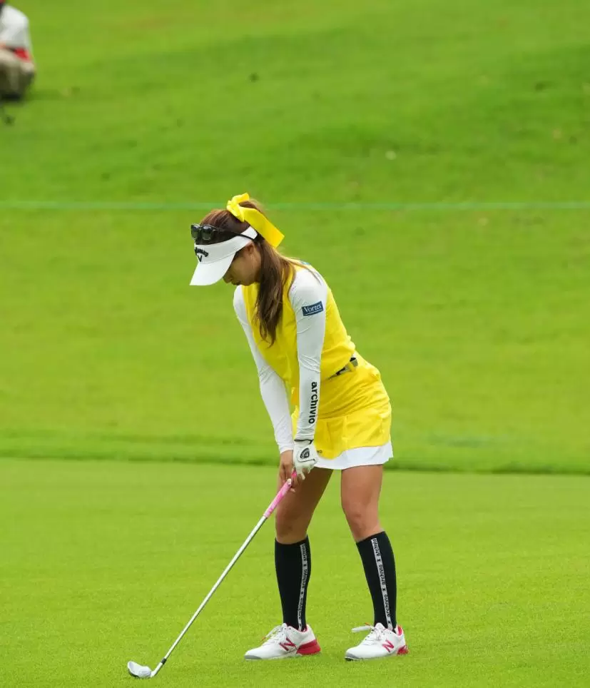 臼井麗香のアイアンスイング（斜め前方）