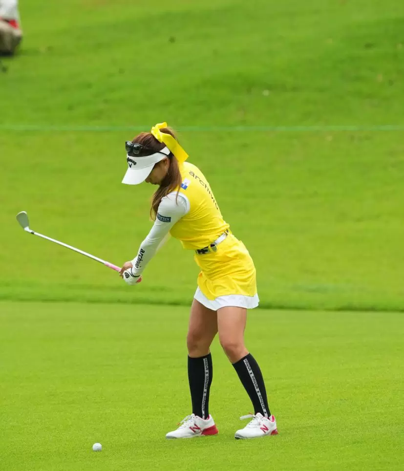 臼井麗香のアイアンスイング（斜め前方）