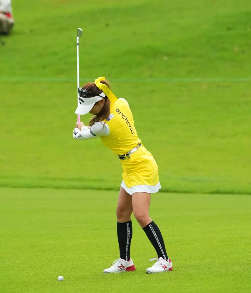 臼井麗香のアイアンスイング（斜め前方）