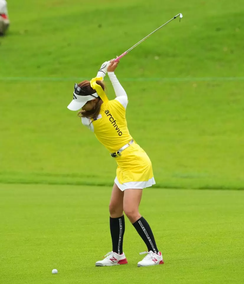 臼井麗香のアイアンスイング（斜め前方）