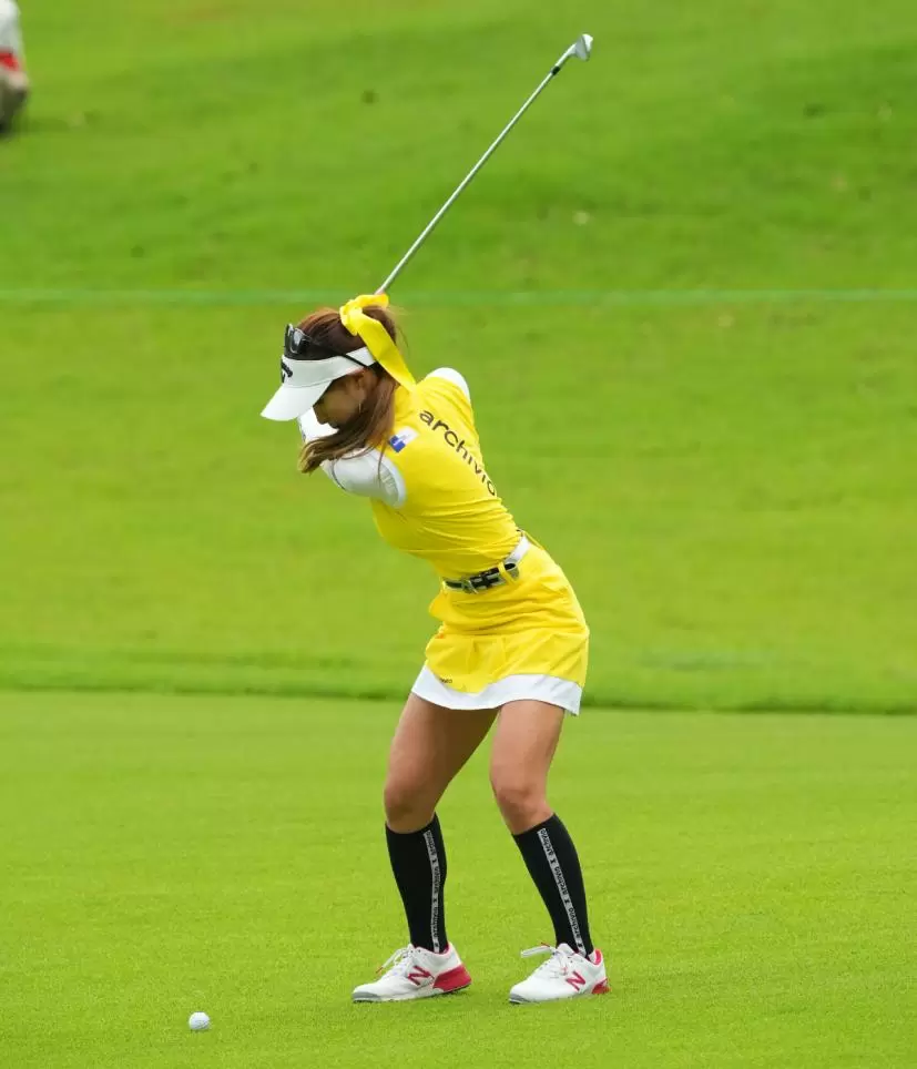 臼井麗香のアイアンスイング（斜め前方）