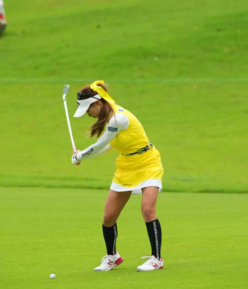 臼井麗香のアイアンスイング（斜め前方）