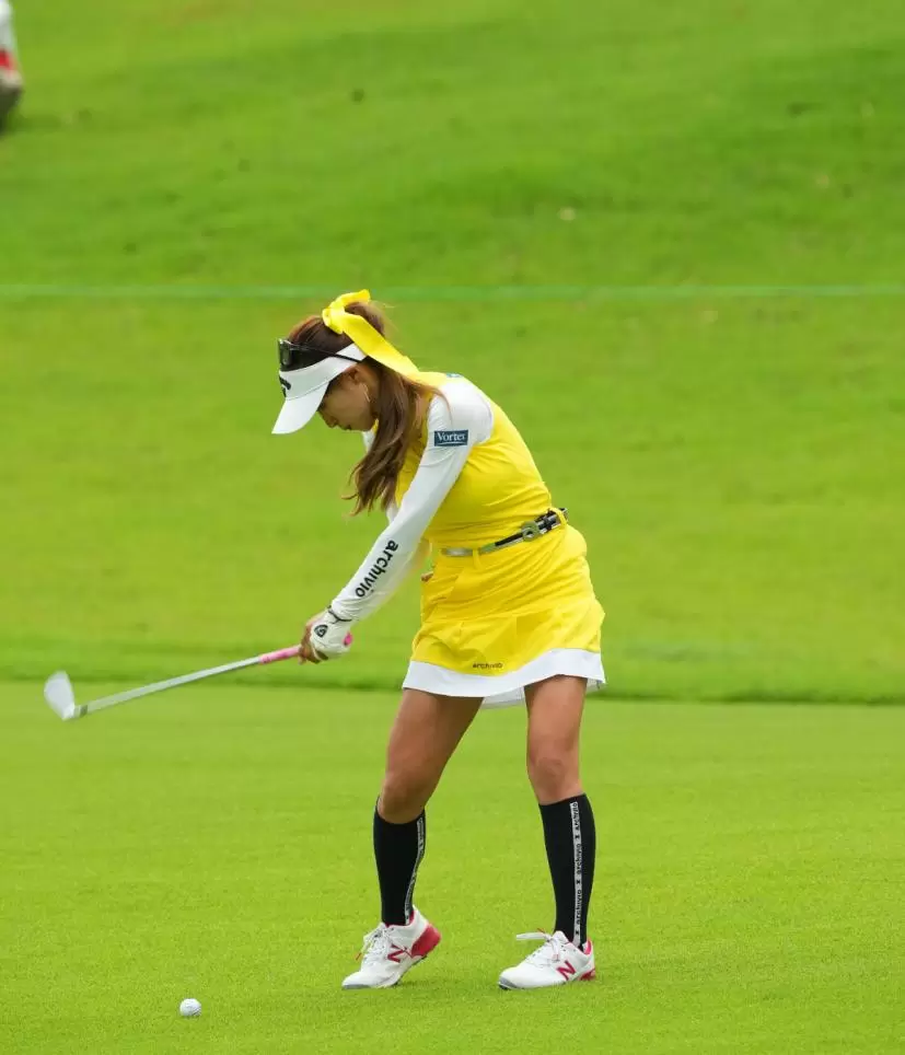 臼井麗香のアイアンスイング（斜め前方）