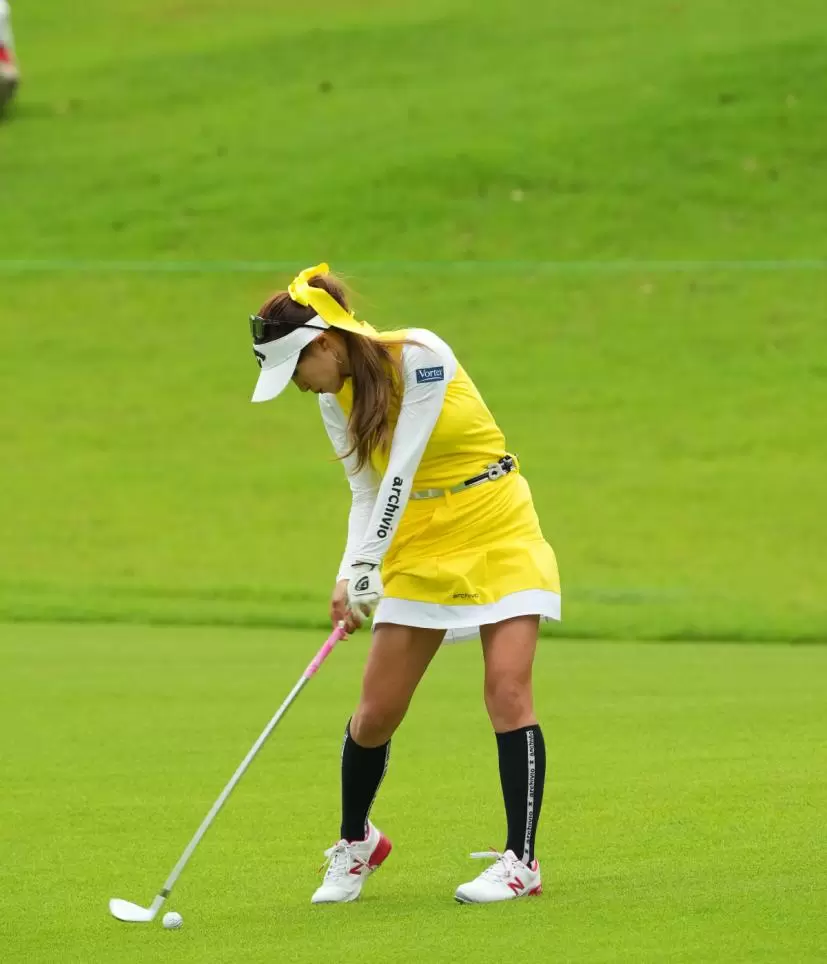 臼井麗香のアイアンスイング（斜め前方）