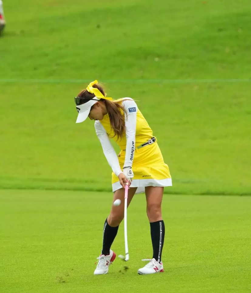 臼井麗香のアイアンスイング（斜め前方）