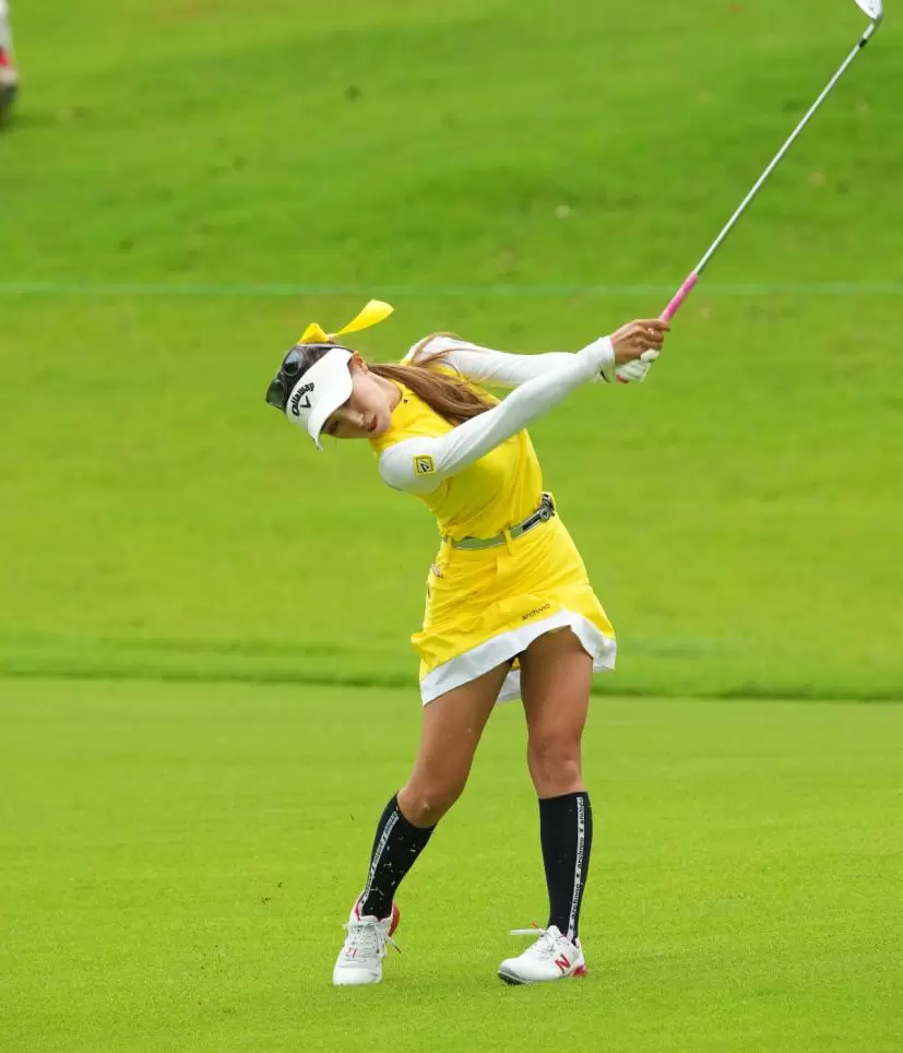 臼井麗香のアイアンスイング（斜め前方）