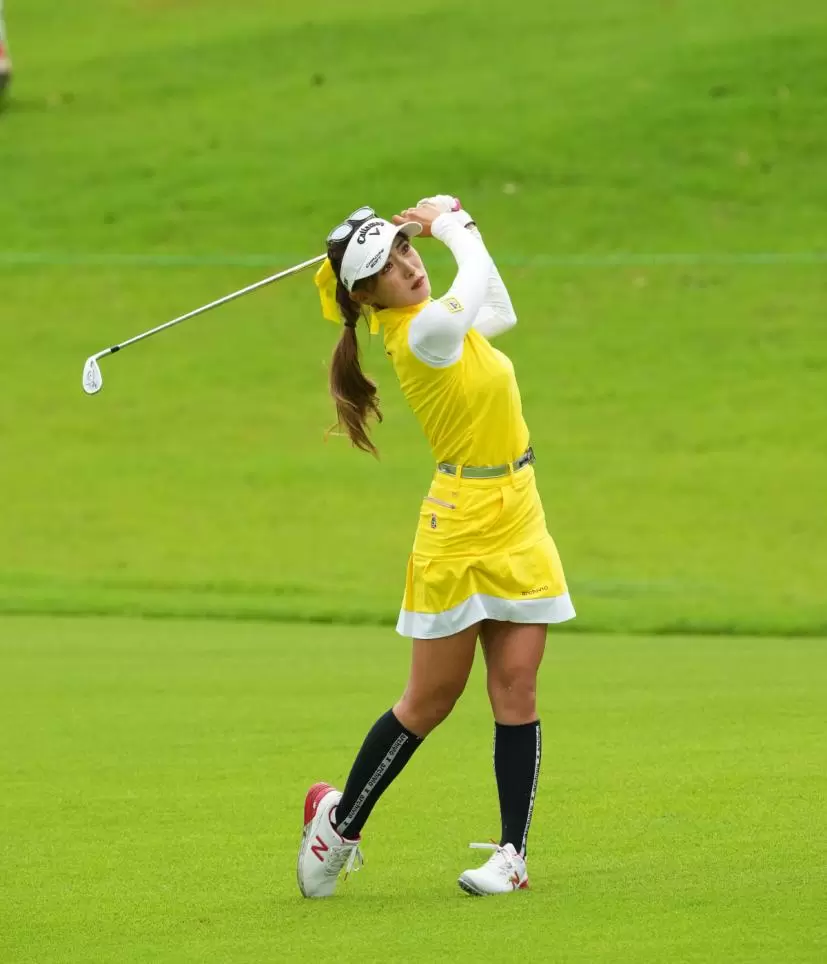 臼井麗香のアイアンスイング（斜め前方）