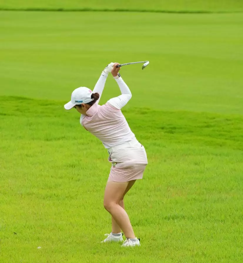 永嶋花音のアイアンスイング（斜め前方）