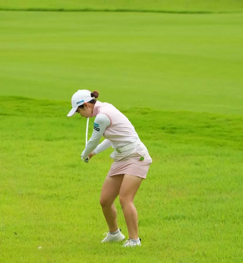 永嶋花音のアイアンスイング（斜め前方）