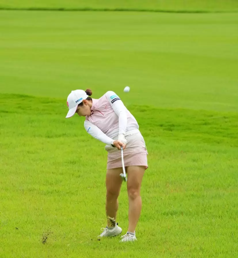 永嶋花音のアイアンスイング（斜め前方）