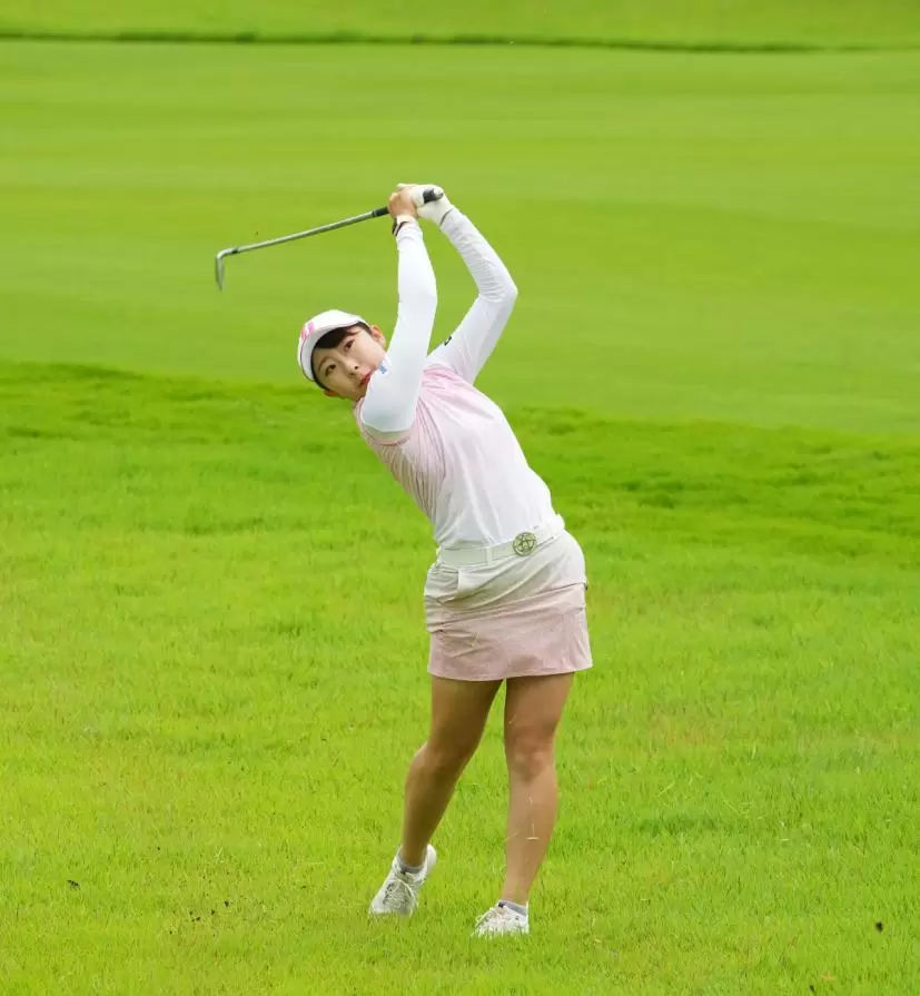 永嶋花音のアイアンスイング（斜め前方）