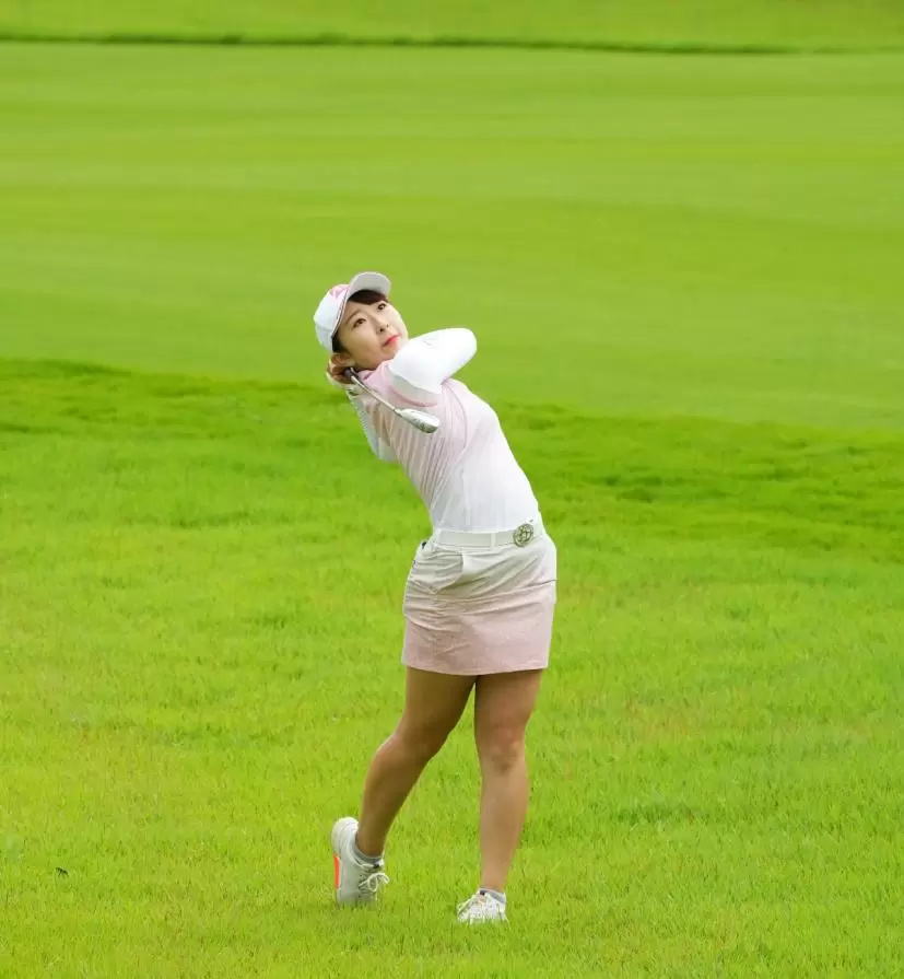 永嶋花音のアイアンスイング（斜め前方）