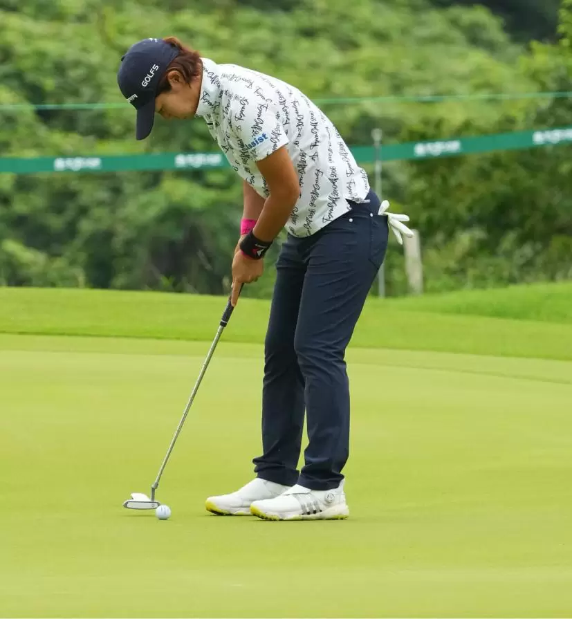 穴井詩のパッティングストローク（斜め前方）