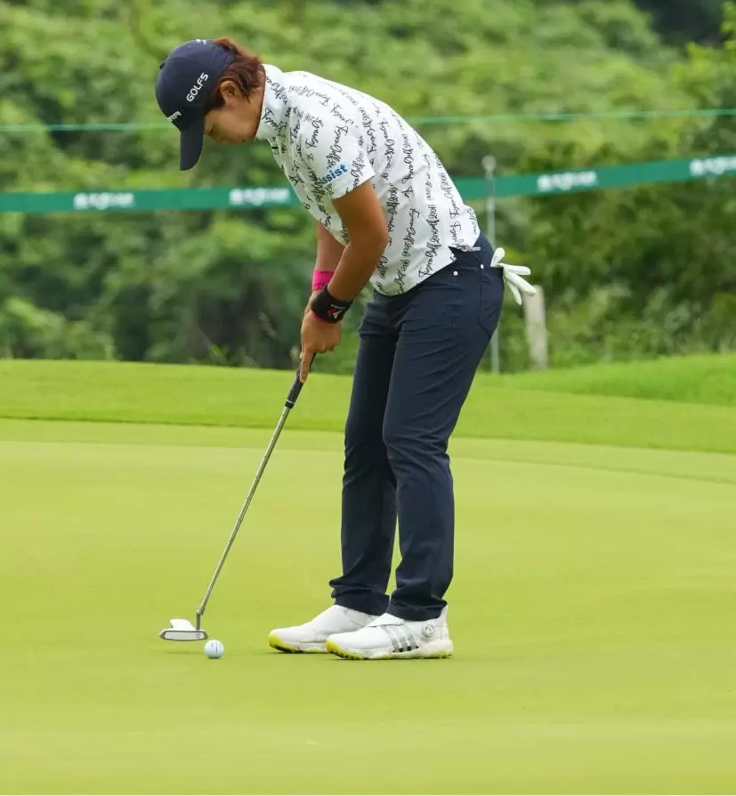 穴井詩のパッティングストローク（斜め前方）