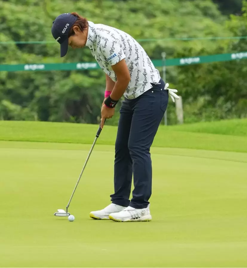 穴井詩のパッティングストローク（斜め前方）