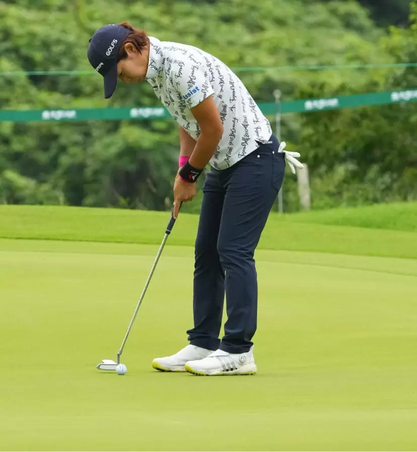 穴井詩のパッティングストローク（斜め前方）