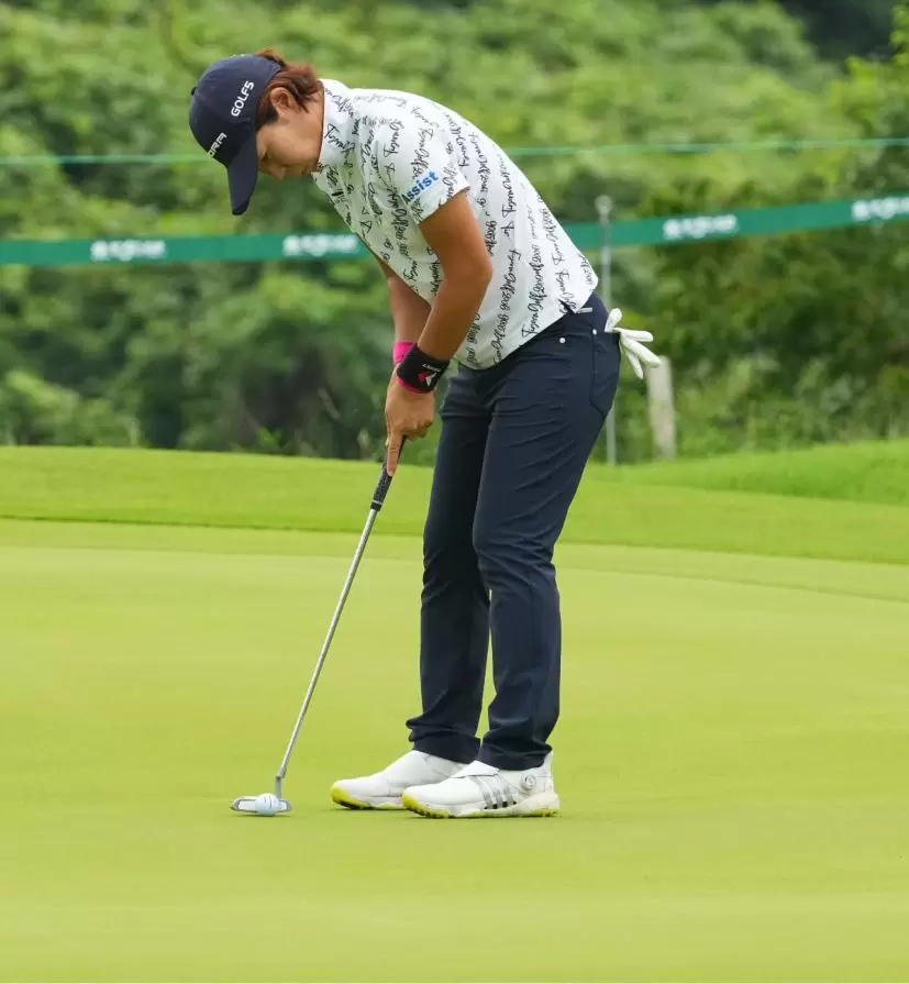 穴井詩のパッティングストローク（斜め前方）