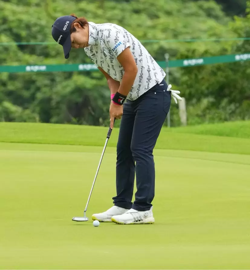 穴井詩のパッティングストローク（斜め前方）