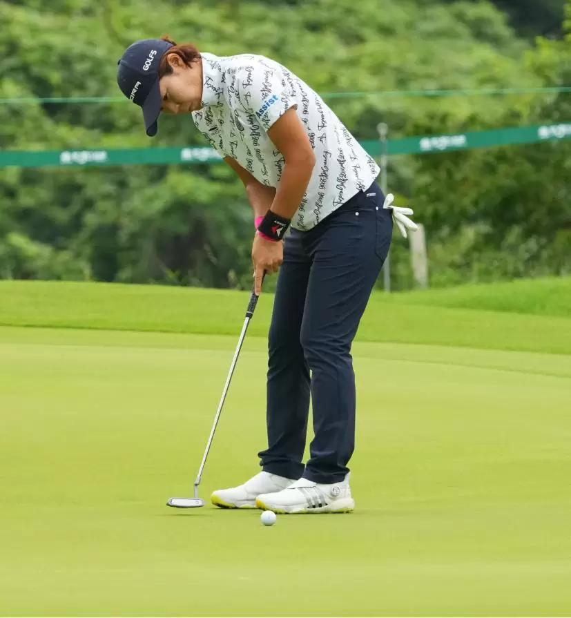 穴井詩のパッティングストローク（斜め前方）