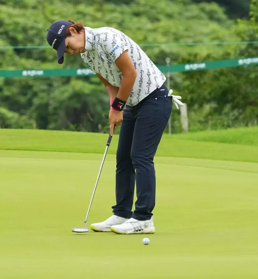 穴井詩のパッティングストローク（斜め前方）