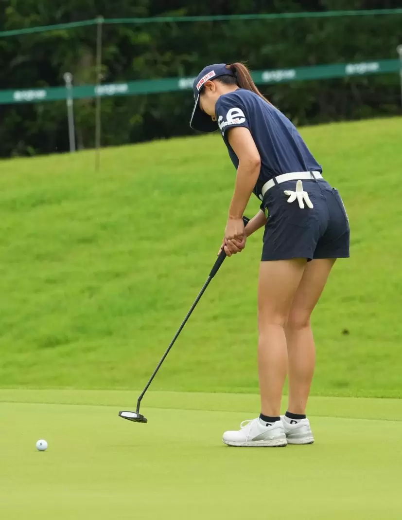 金澤志奈のパッティングストローク（斜め前方）