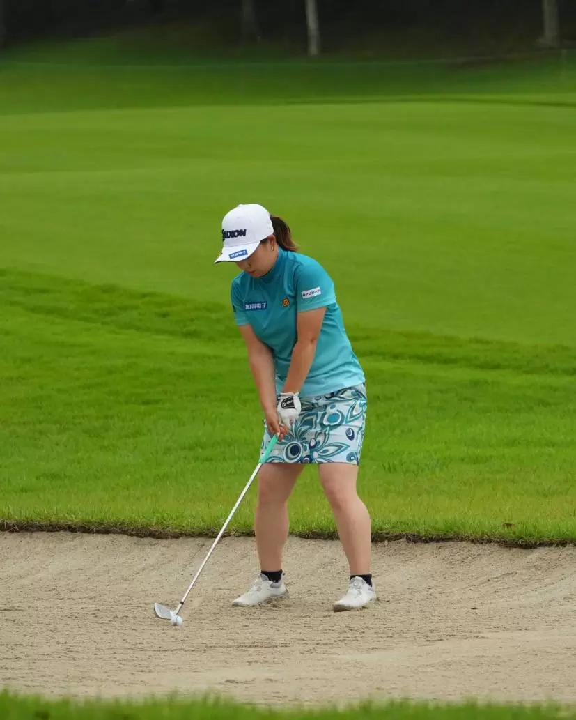 東浩子のウェッジスイング（バンカーショット）（斜め前方）