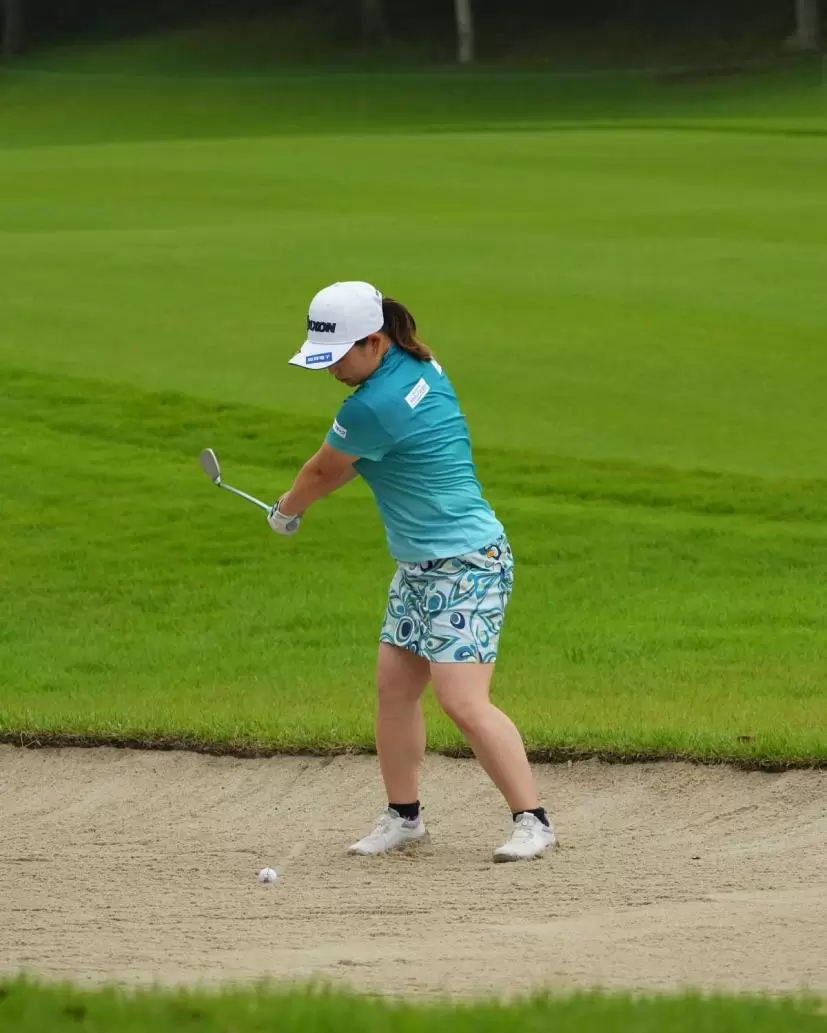 東浩子のウェッジスイング（バンカーショット）（斜め前方）