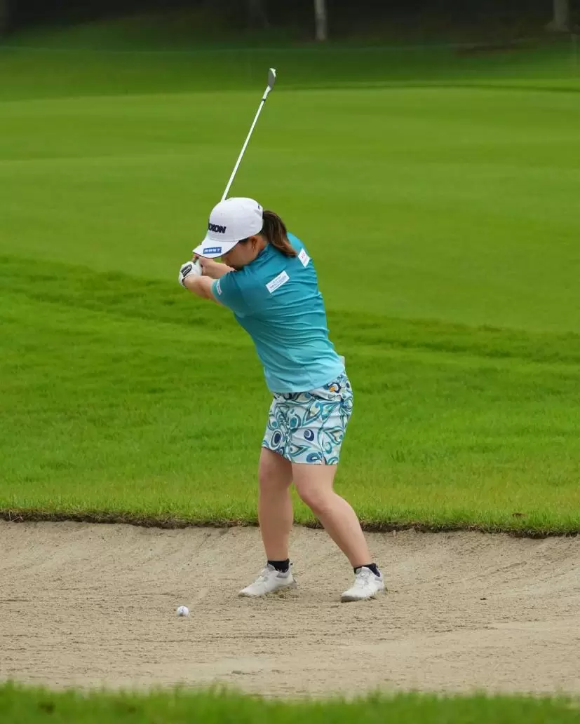 東浩子のウェッジスイング（バンカーショット）（斜め前方）