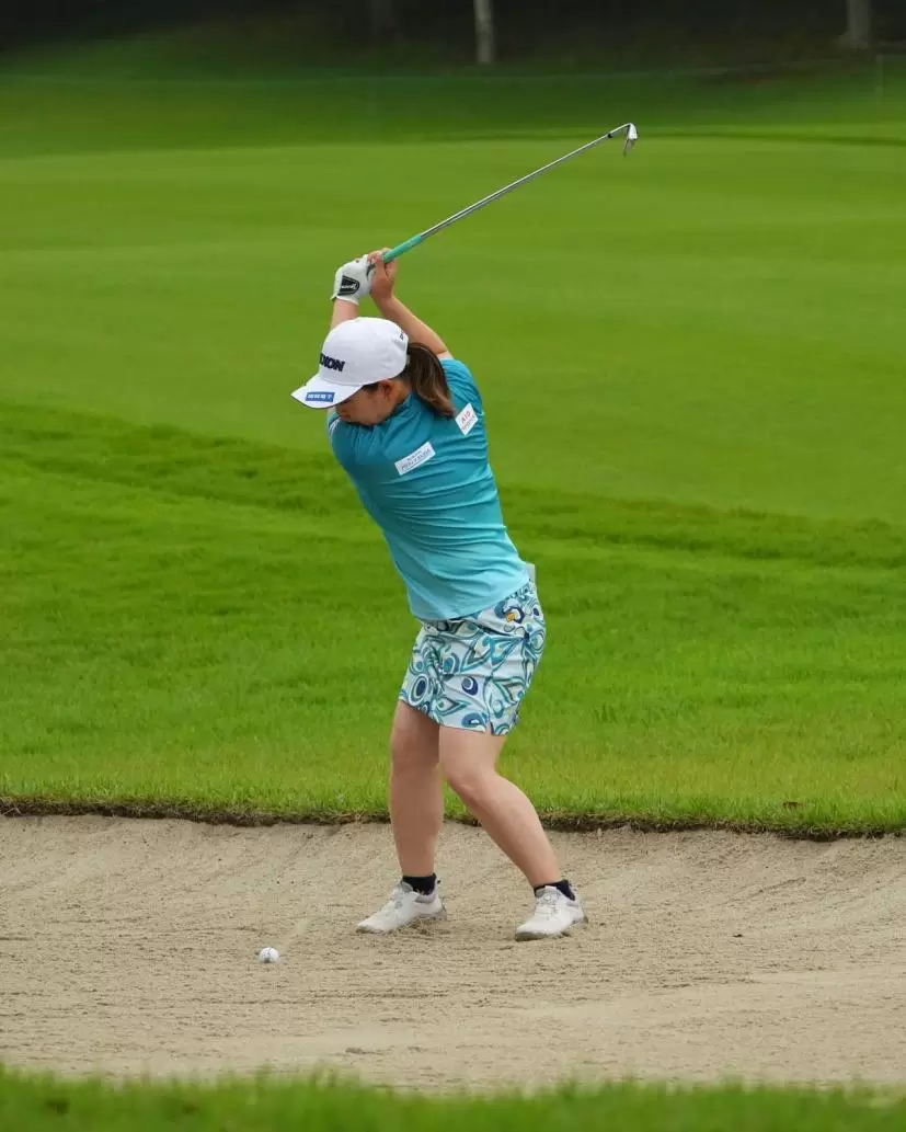 東浩子のウェッジスイング（バンカーショット）（斜め前方）