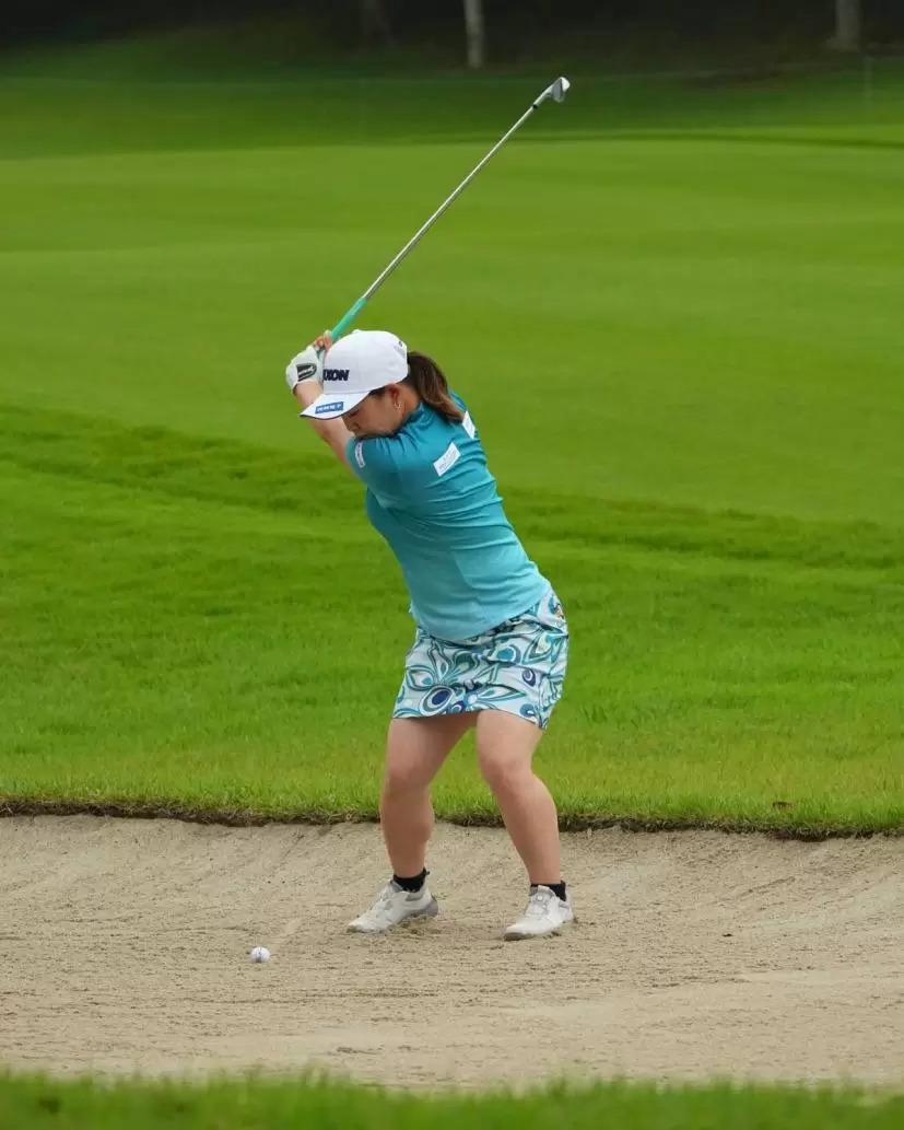 東浩子のウェッジスイング（バンカーショット）（斜め前方）