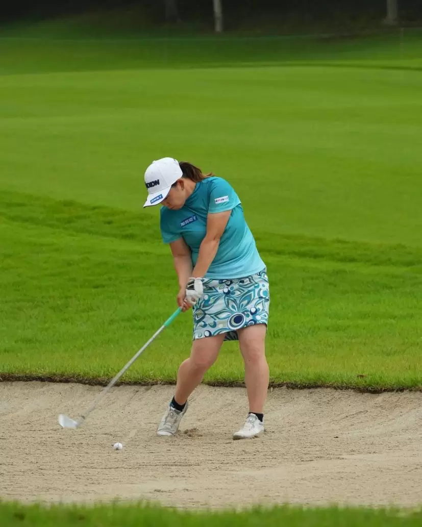 東浩子のウェッジスイング（バンカーショット）（斜め前方）