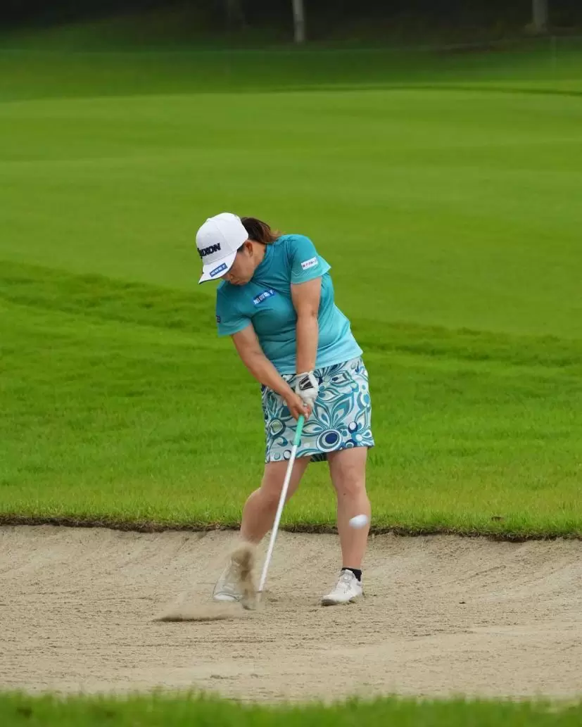 東浩子のウェッジスイング（バンカーショット）（斜め前方）