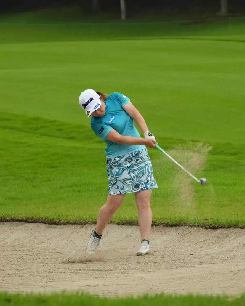 東浩子のウェッジスイング（バンカーショット）（斜め前方）