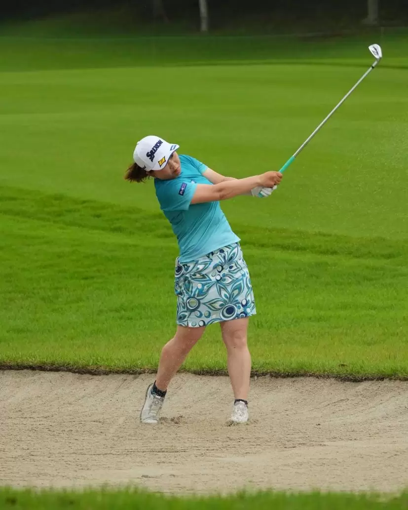 東浩子のウェッジスイング（バンカーショット）（斜め前方）