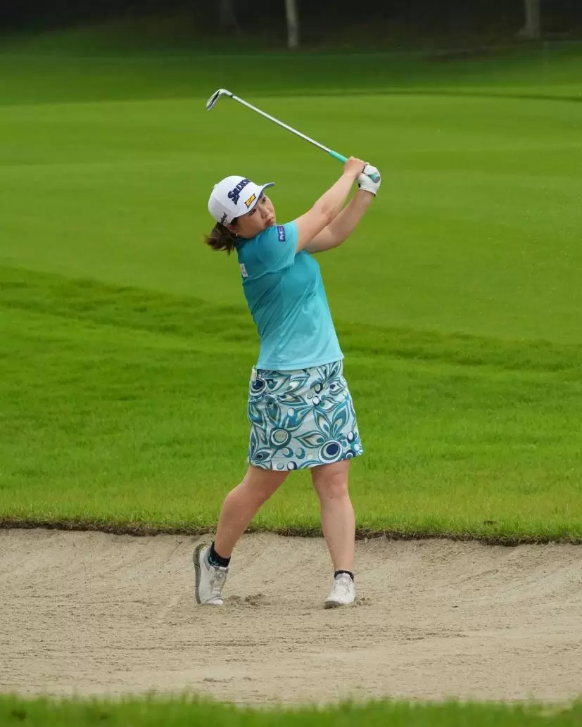 東浩子のウェッジスイング（バンカーショット）（斜め前方）