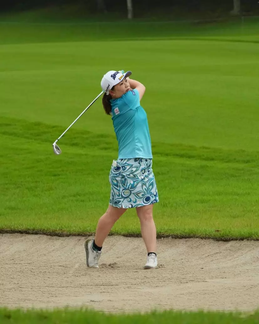 東浩子のウェッジスイング（バンカーショット）（斜め前方）