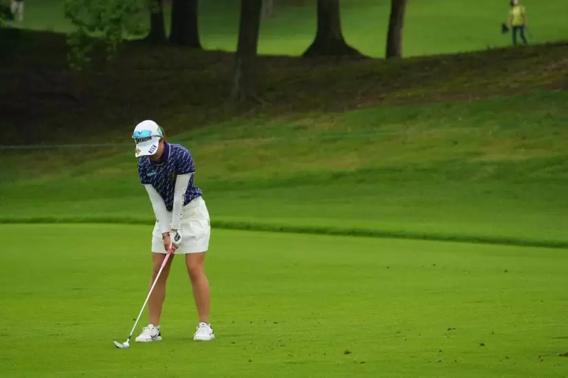 小倉彩愛のウェッジスイング（斜め前方）