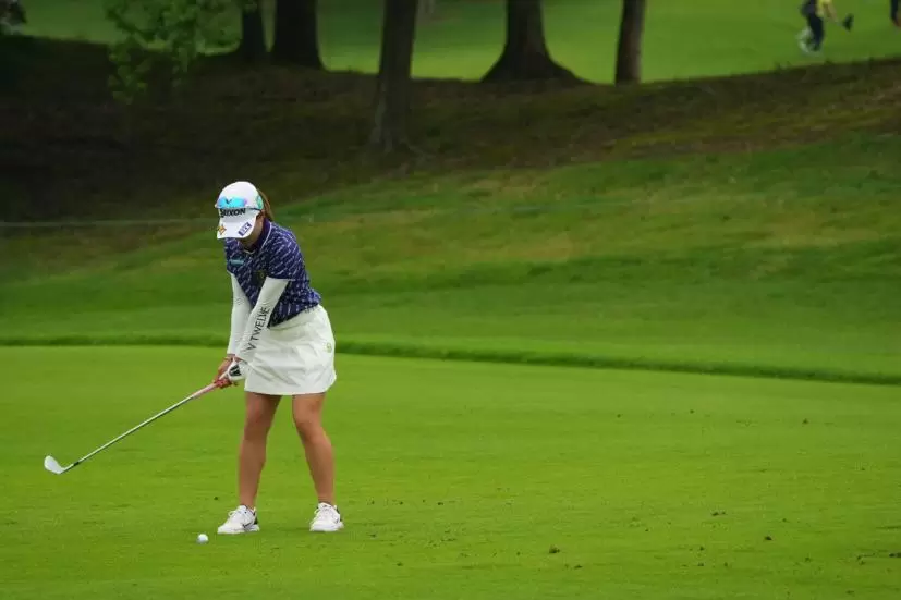 小倉彩愛のウェッジスイング（斜め前方）