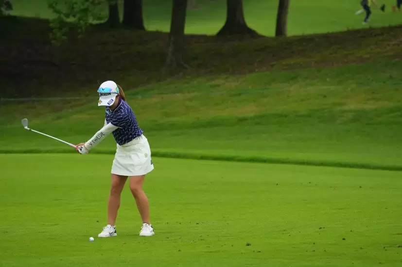 小倉彩愛のウェッジスイング（斜め前方）