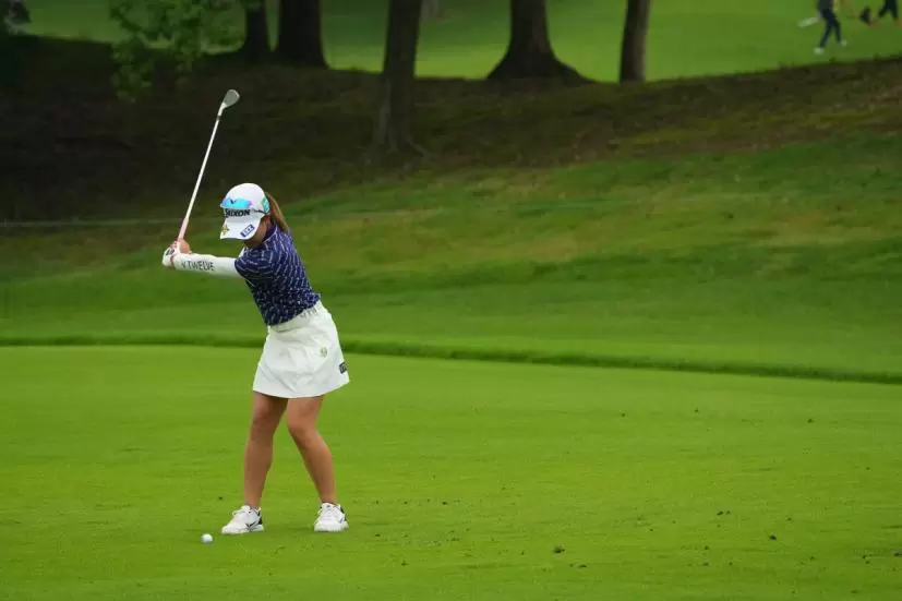 小倉彩愛のウェッジスイング（斜め前方）