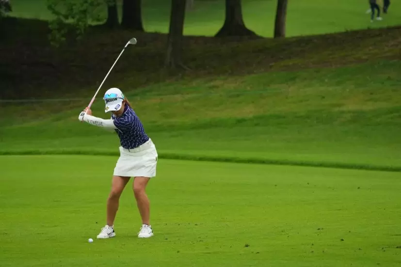 小倉彩愛のウェッジスイング（斜め前方）