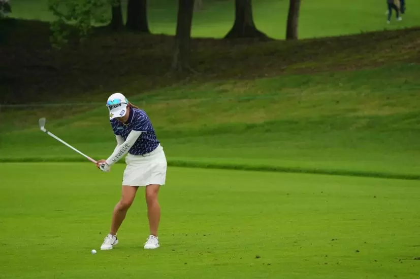 小倉彩愛のウェッジスイング（斜め前方）