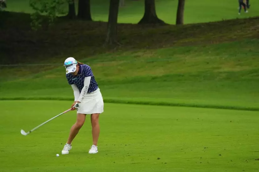 小倉彩愛のウェッジスイング（斜め前方）