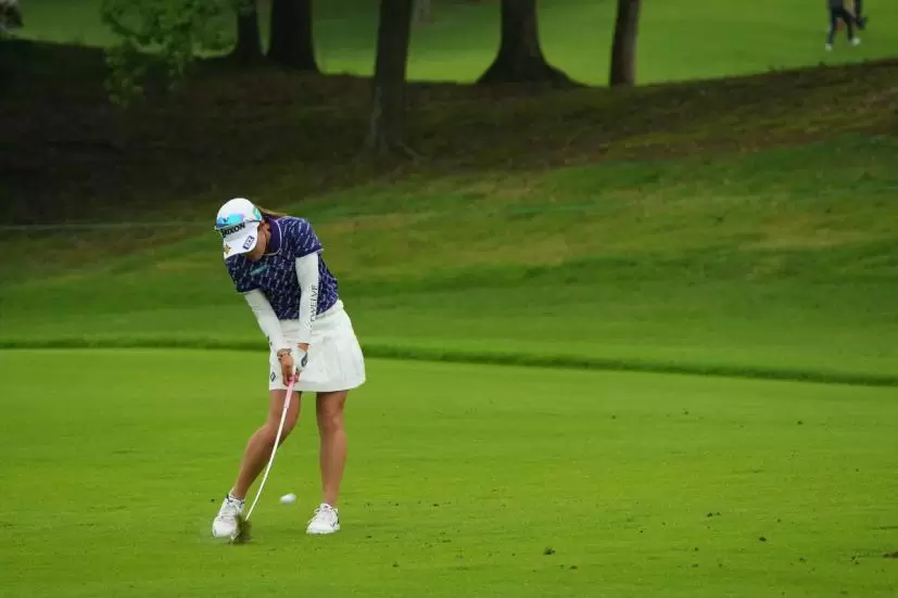 小倉彩愛のウェッジスイング（斜め前方）