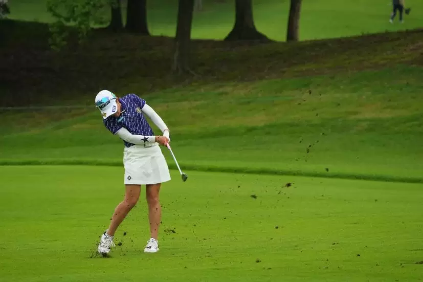 小倉彩愛のウェッジスイング（斜め前方）